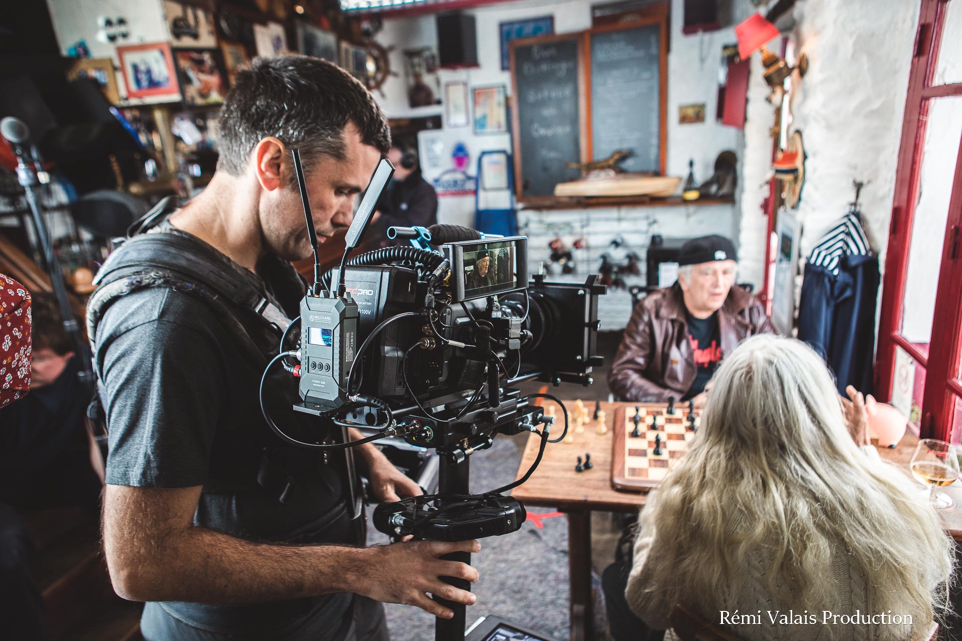 Tournage long métrage Monsieur Constant sur l'île aux moines - Film de Alan Simon. Jean Yves Lafesse avec Jean Jacques Chardeau et le steadycamer du film Gregory Dupe