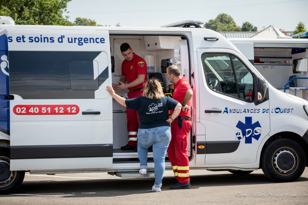 Reportage 20 ans Ambulances de l'Ouest Blain - Portes ouvertes - Rencontre avec des collègues ambulanciers